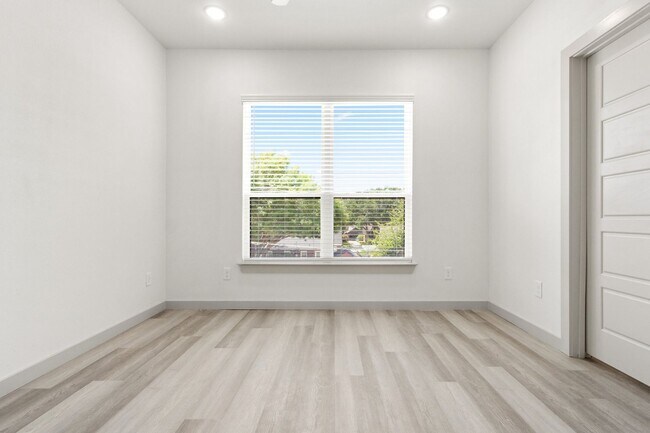 Building Photo - * MOVE IN SUMMER 7/31/207 * 5 Bed 5.5 Bath...