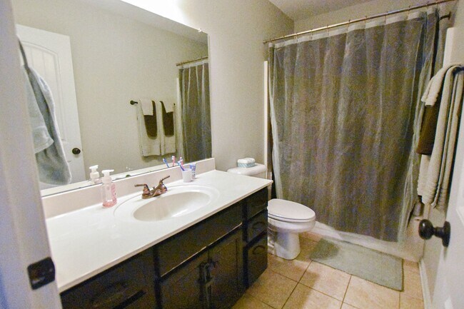 Building Photo - Pet Friendly Five Bedroom!