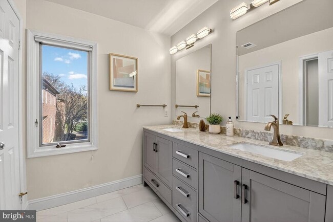 Building Photo - 3227 Ellicott St NW