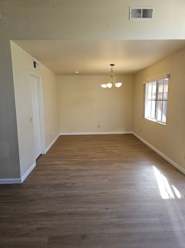 Building Photo - 4bed 2.5bath Remodeled inc. Solar & Pool