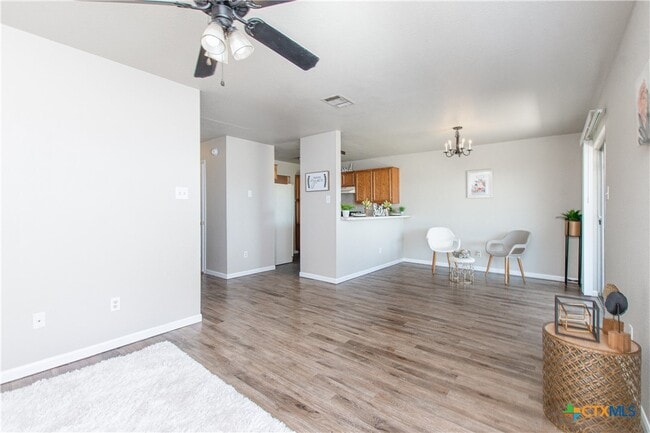 Building Photo - 402 Deloris Dr