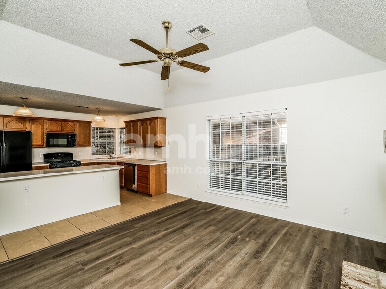 Building Photo - 1412 N Umbrella Ave