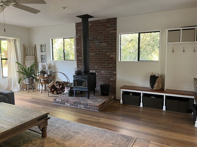 Building Photo - Beautiful 3-bedroom, 2.5-bath country-styl...