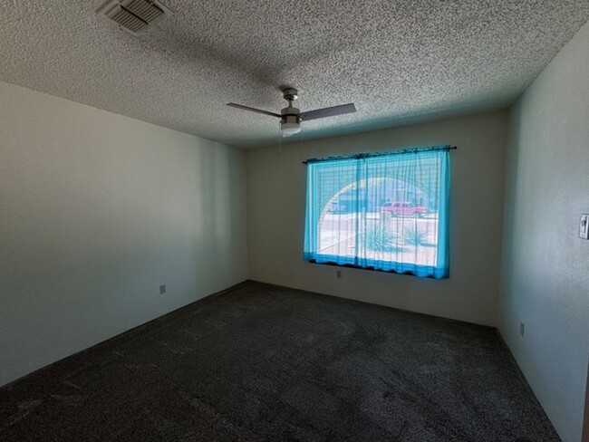 Building Photo - Comfy & Spacious 3 Bed Home! Mesa School D...