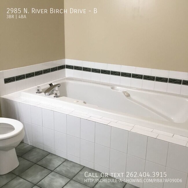 Building Photo - Huge condo with 2 car garage!