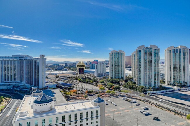 Building Photo - Turnberry Towers 2704- Strip/City Views fr...