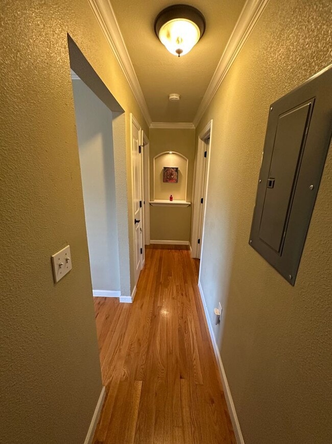 Building Photo - Charming Mayfair Townhome with Private Roof Top Deck- Move in Feb 1st- Flexible Lease Terms!