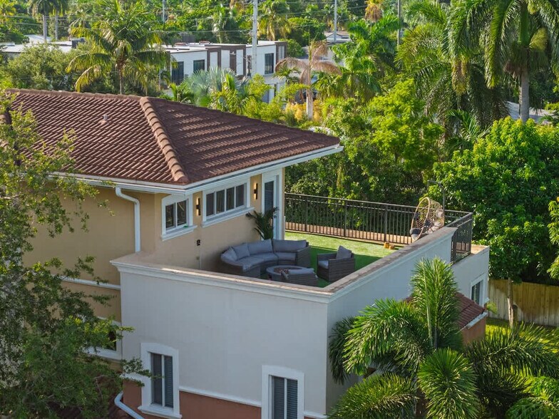 Building Photo - 1705 NE 11th St