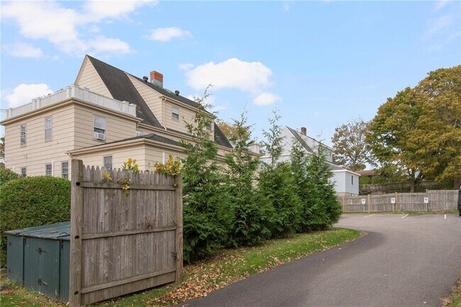 Building Photo - 118 Ruggles Ave