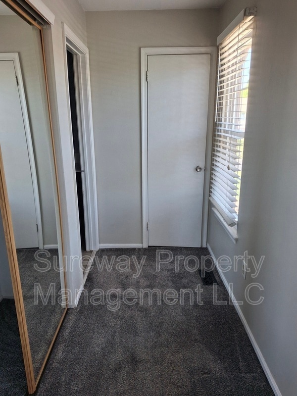 Building Photo - 127 Crown Prince Dr
