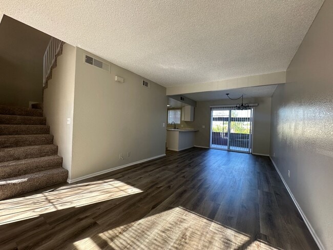 Building Photo - Spacious 2 Bed Townhome with Balcony, Washer/Dryer Included