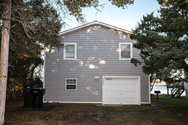 Building Photo - 57219 Island Club Ln