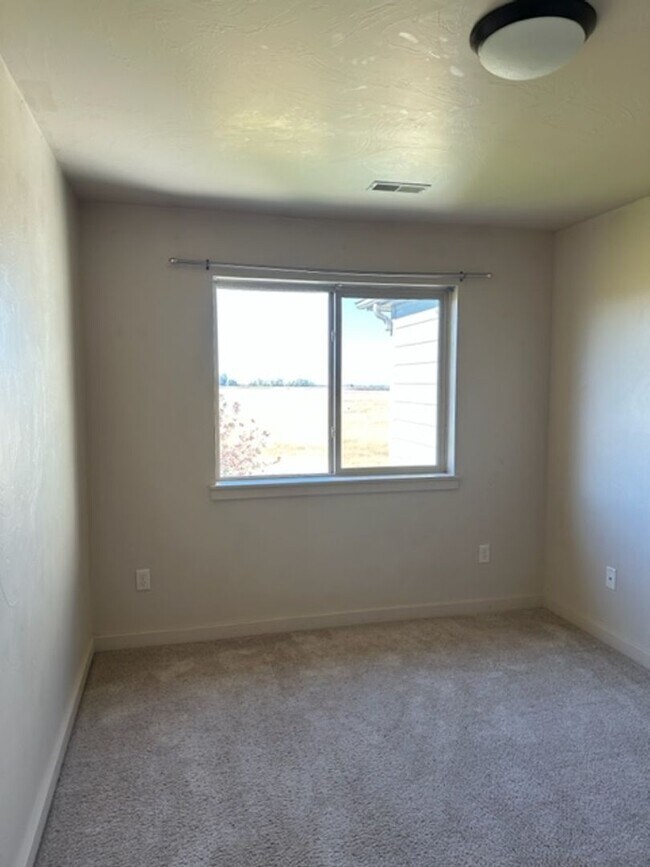 Building Photo - 923 Saxon Way