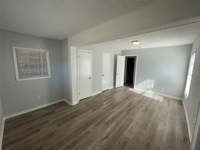 Building Photo - 3 BR/2BA | Single Family Home | Covered Patio | Additional Living room!