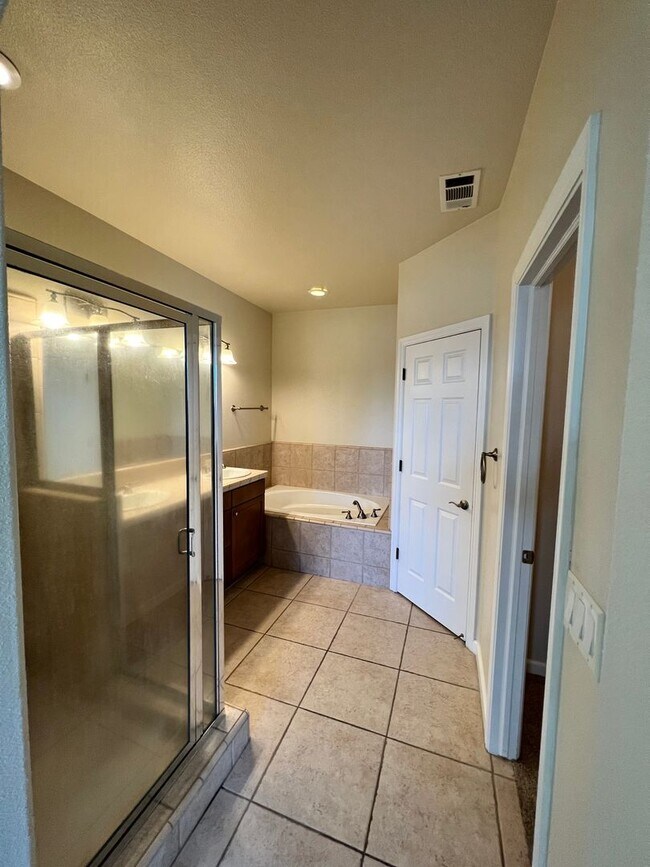 Building Photo - Beautiful 4 Bedroom Home in the Villas Gat...