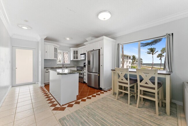 Building Photo - 1041 Hillsboro Mile