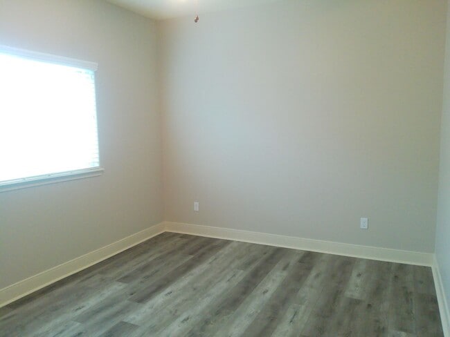 Building Photo - 4 Bedroom 3 Bath on the Island