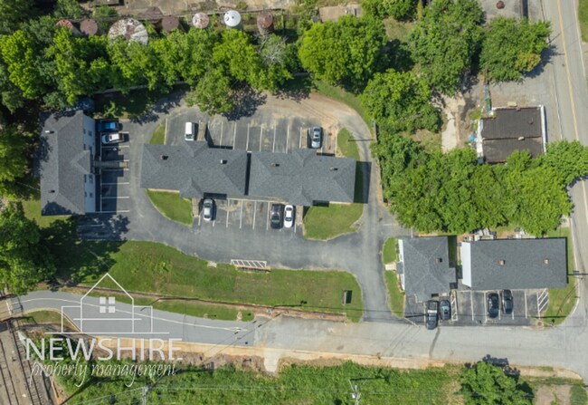 Building Photo - Townhome! Hampton Avenue Apartments — Comfortable Greenville Living Close to Everything