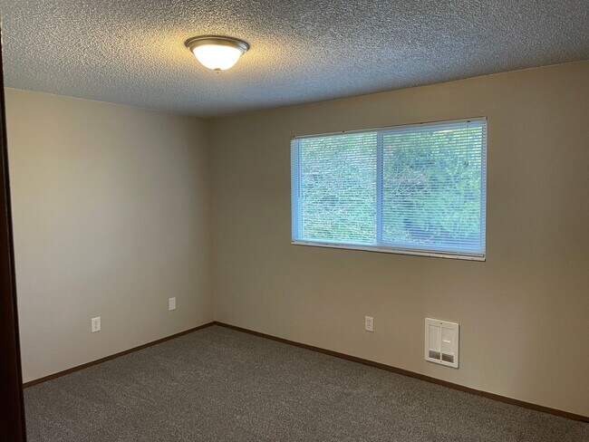 Building Photo - 9014 10th Pl SE