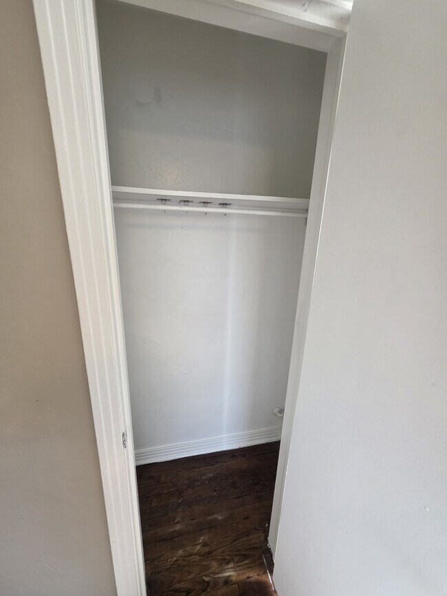 Building Photo - 3 bed 1 bath home, move in ready!