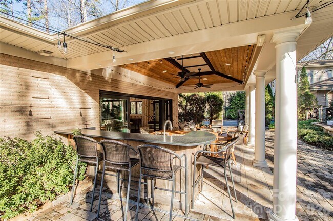 Building Photo - 3911 Lakeside Dr