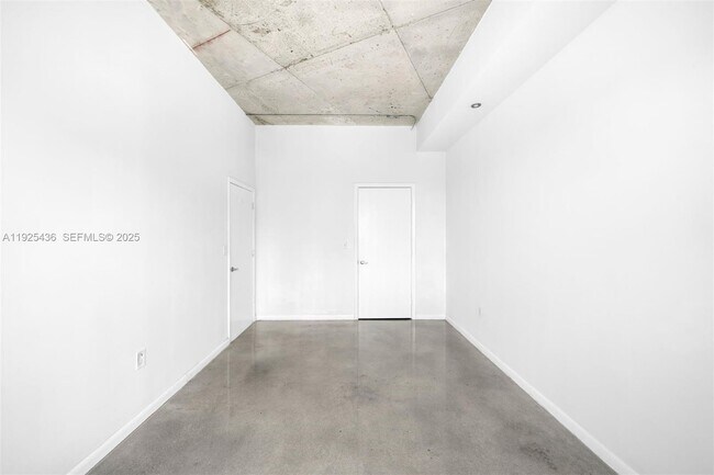 Building Photo - 10 SW South River Dr