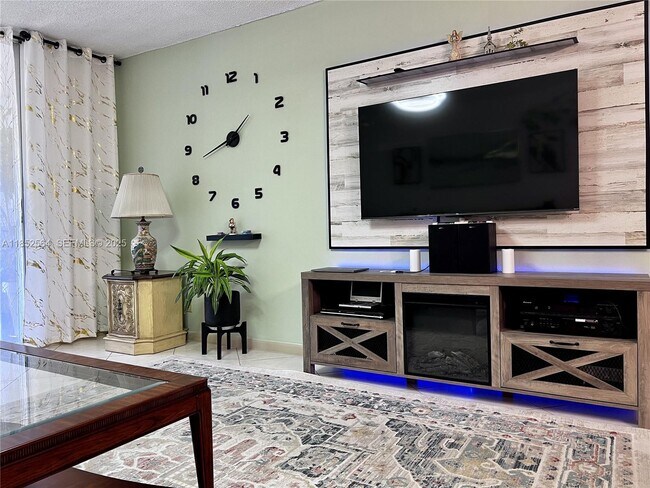 Building Photo - 320 NE 12th Ave