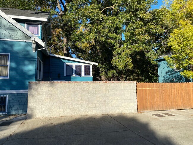 Building Photo - 3 Bed | 2 Bath | McKinley Park Area — $3,375/Month