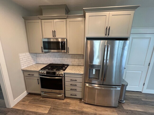 Building Photo - Large Three Bedroom Home in West Salem wit...