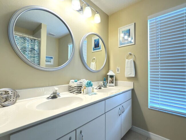 Building Photo - 900 Oxford Dr