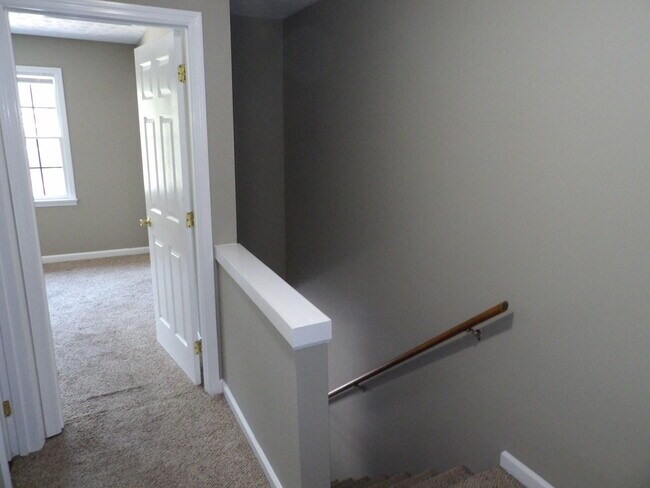 Building Photo - 244 Meadowview Dr
