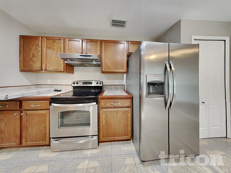 Building Photo - 233 Lakeway Ln