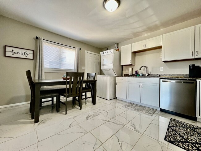 Building Photo - Welcoming Two Bedroom Apartment on Whitaker