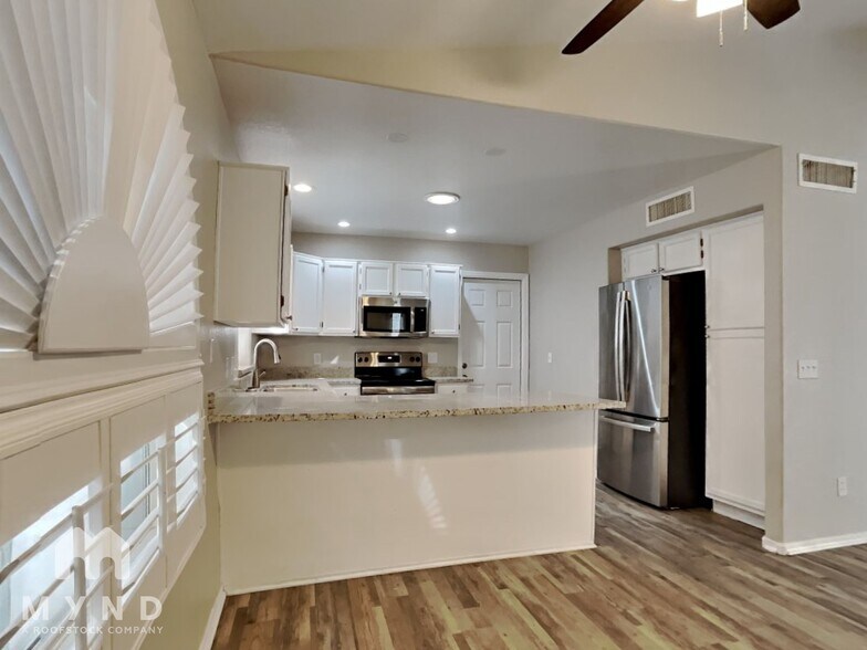 Building Photo - 8027 W Laurel Ln