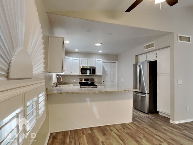 Building Photo - 8027 W Laurel Ln