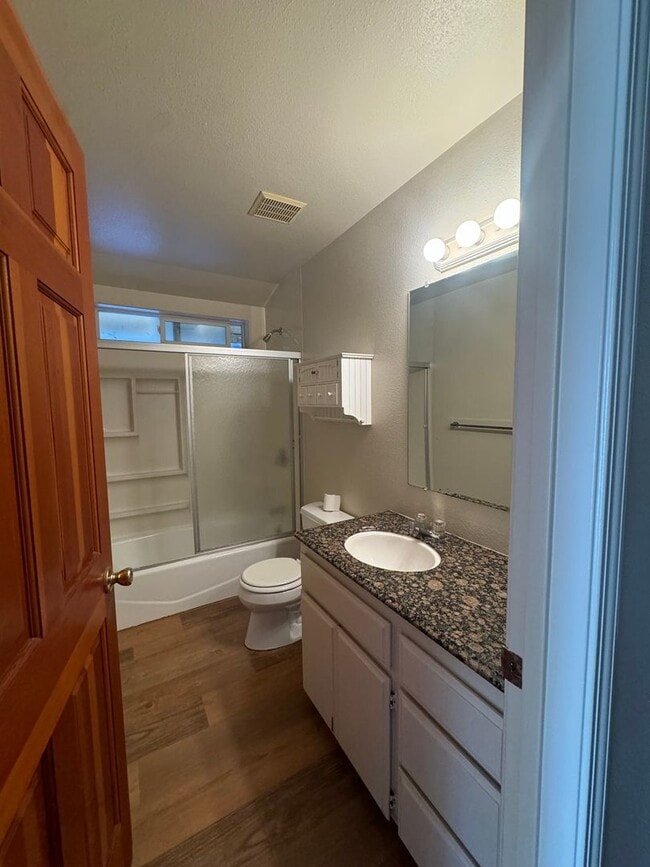 Building Photo - Downtown Grass Valley 2 Bed/1 Bath with Ta...