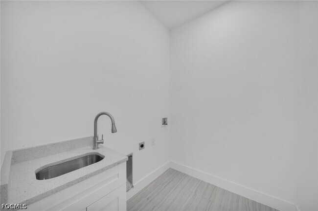 Building Photo - 3423 NE 13th Ave