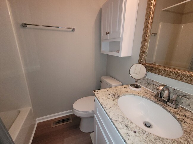 Building Photo - Furnished 3 BR, 3 BH Townhouse in Wilmington!
