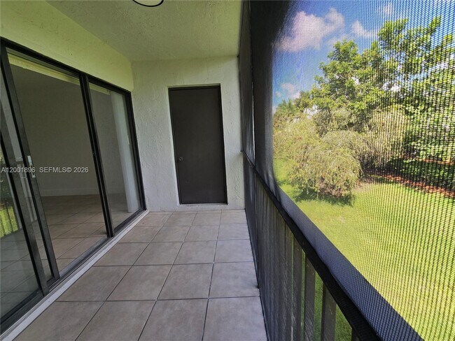 Building Photo - 310 Racquet Club Rd