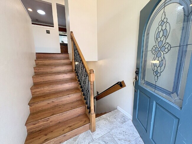 Building Photo - Charming 4-Bed by the Lake in Morgan Hill