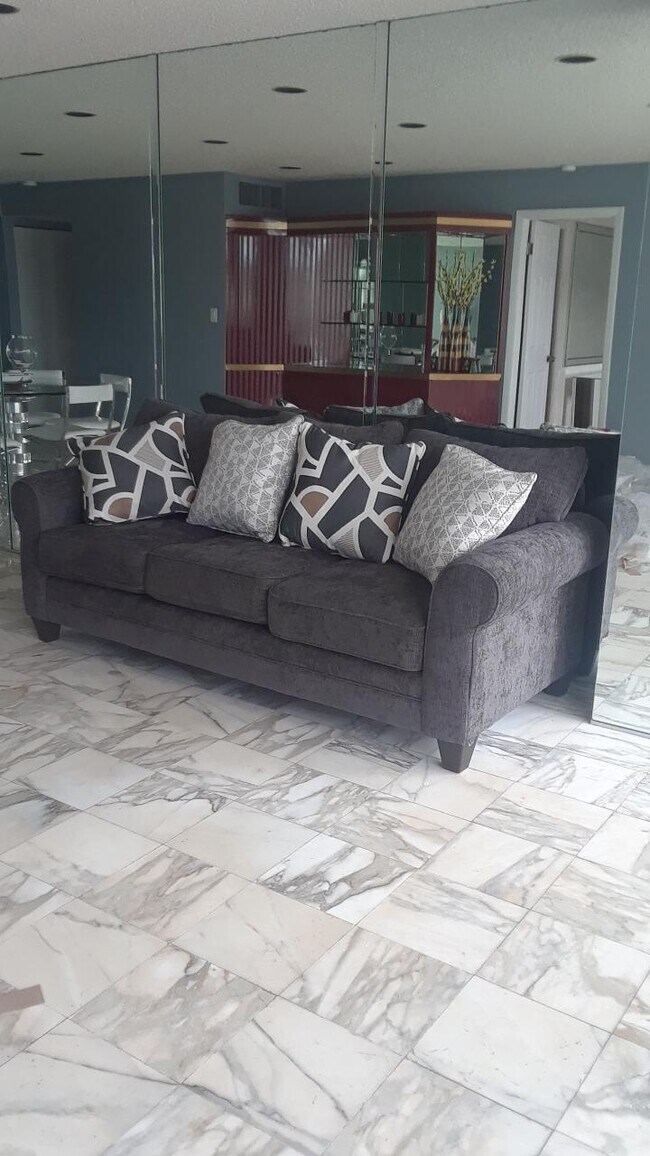 Building Photo - 4489 Luxemburg Ct