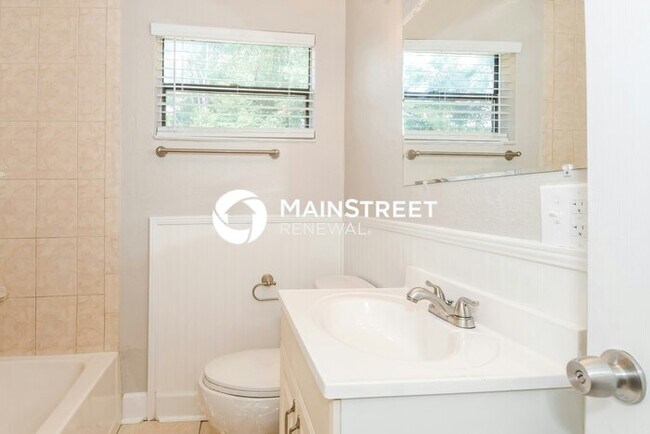 Building Photo - 4 Bedroom Pet-Friendly Home in Jacksonville, FL with Main Street Renewal