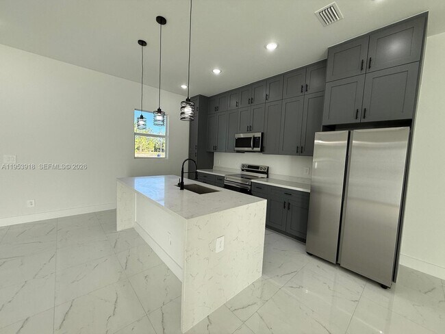 Building Photo - 1121 Florence St E