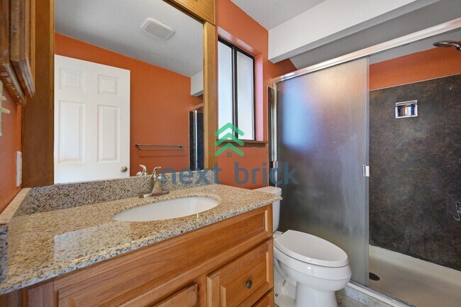 Building Photo - "Spacious 5-Bed Gem with 2.5 Baths in Prime Redmond Location!"