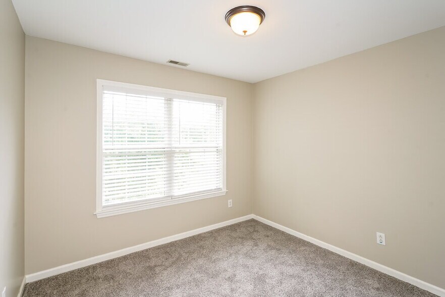 Building Photo - 2817 Sutherland Dr