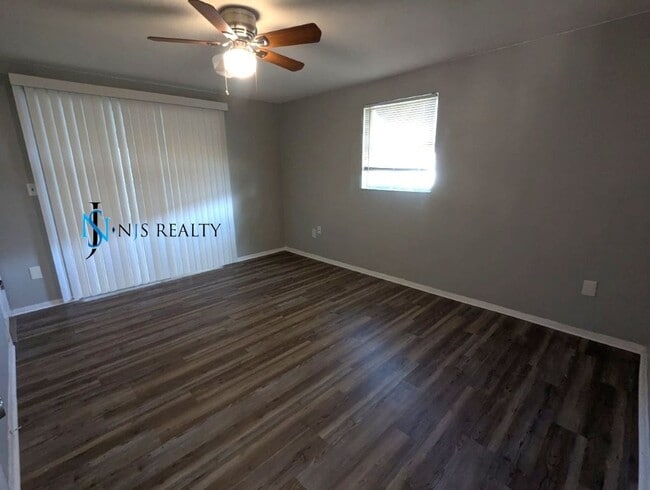 Building Photo - SPECIAL OFFER: $250 off 2nd months rent*, 2/2/1 RENOVATED baths & kitchen, NEW lvp flooring and a...
