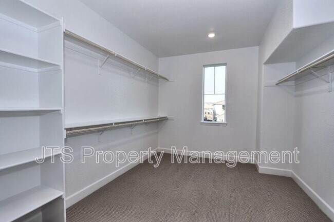 Building Photo - 3349 Hedgerow Ct