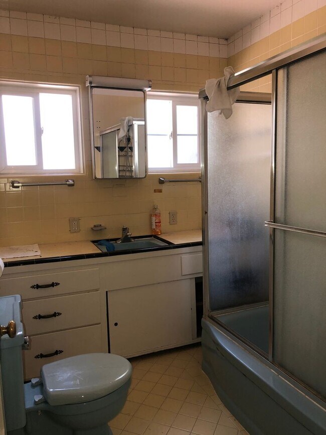 Building Photo - Unique 3 bed 1 bath Home for Rent with 2 Weeks Free Rent