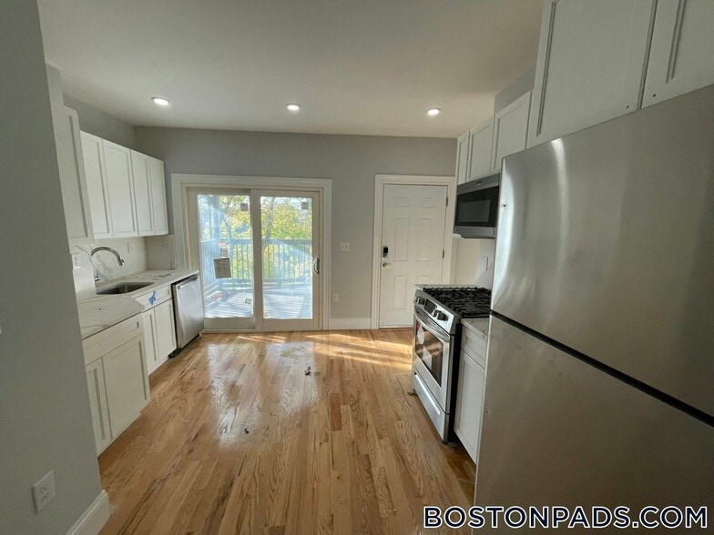 Building Photo - 372 Oxford St