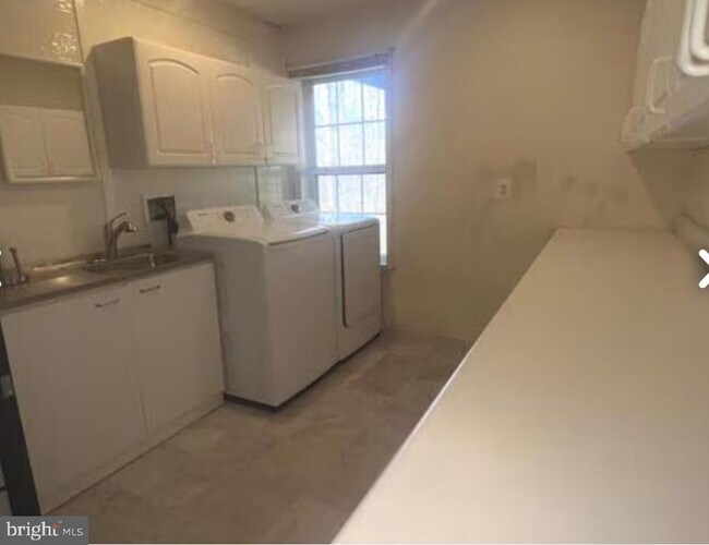 Building Photo - 9241 Greenshire Dr